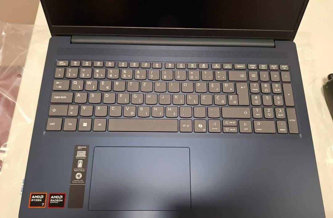 Lenovo IdeaPad Slim 3 16" — Ryzen 7 8840HS, 16GB DDR5, 512GB SSD, Radeon 780M