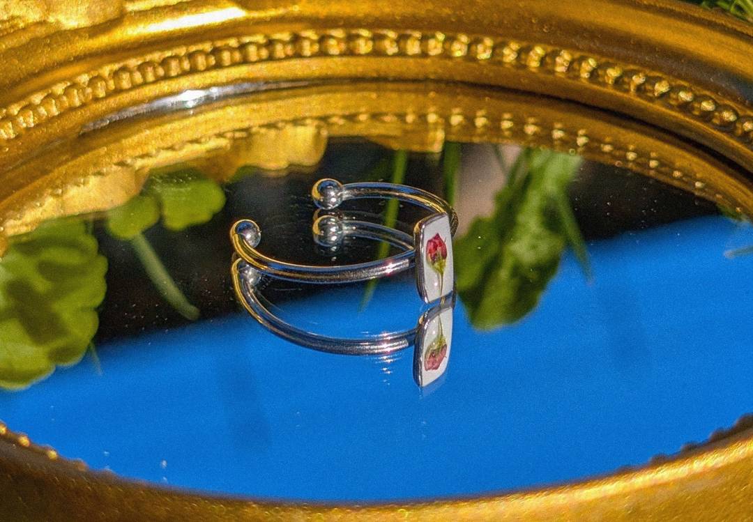 Verstellbarer Ring mit echter Augentrostblume aus Novi Sad