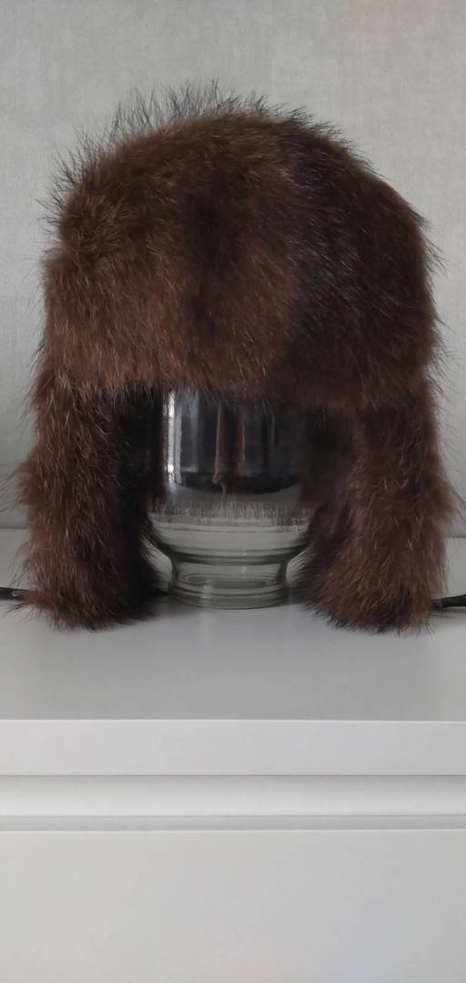 Căciulă ushanka bărbătească, blană, piele naturală, nouă. Mărimea interioară este ajustabilă.