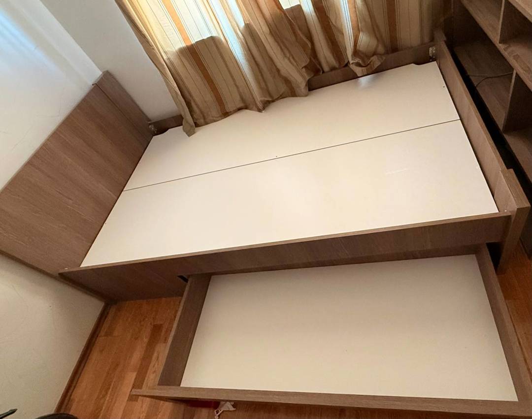 Graues Bett mit Schublade