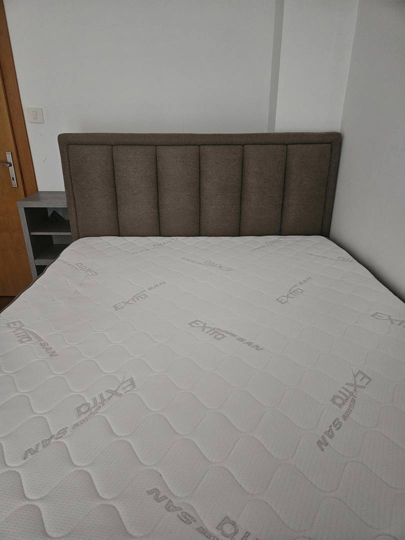 Pat dublu maro cu spațiu de depozitare în interior.