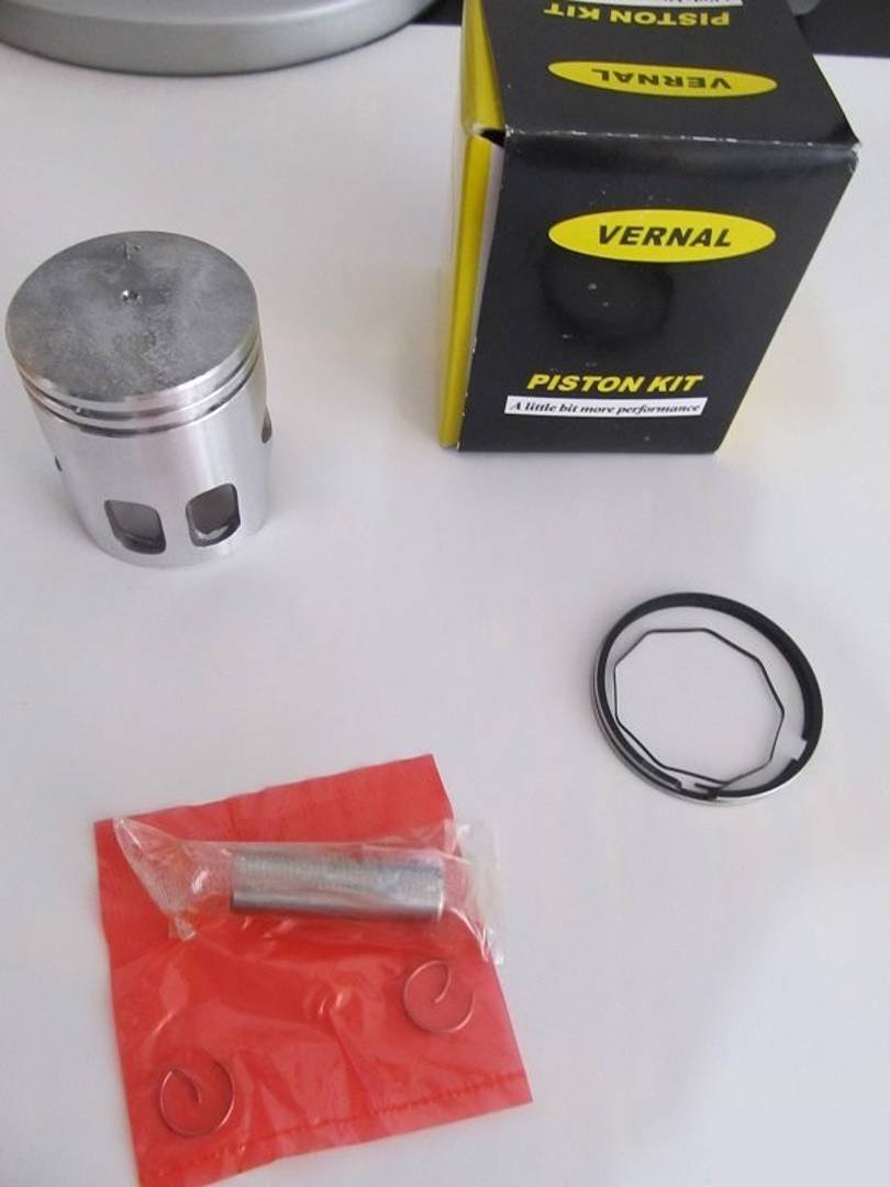 Piston Vernal pentru Yamaha Jog și scutere chinezești 2T Minarelli — Ø 40–43,5 mm