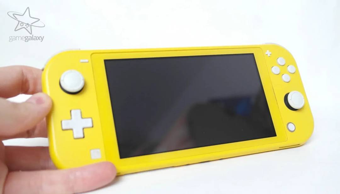 Nintendo Switch Lite čipovan — igre po želji