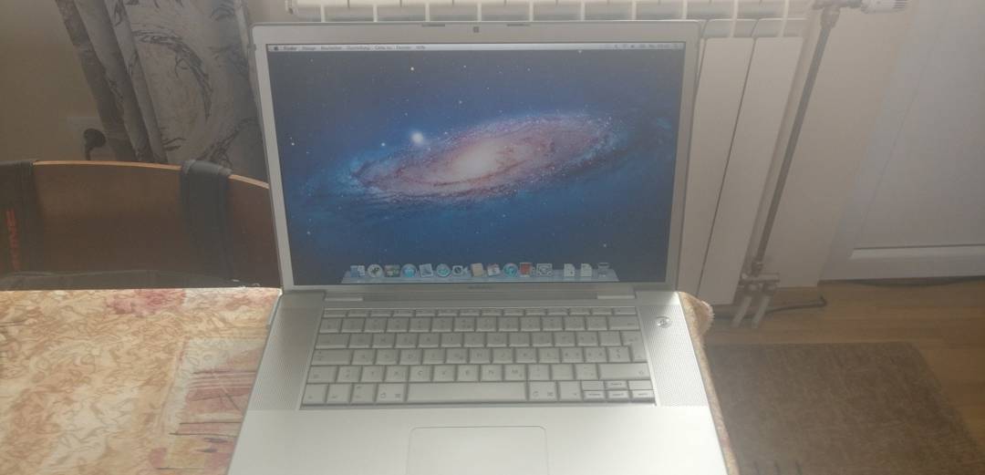 Лаптоп Apple MacBook Pro 15 Core 2 Duo 2.33 GHz / 2 GB / 250 GB HDD