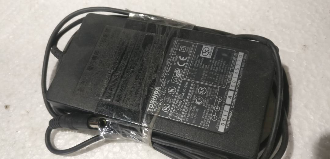 Polnilec za prenosnik Toshiba 15 V 4 A