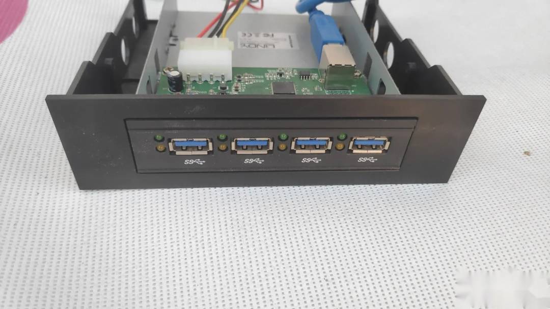 USB 3.0 хъб за отделение 5.25"
