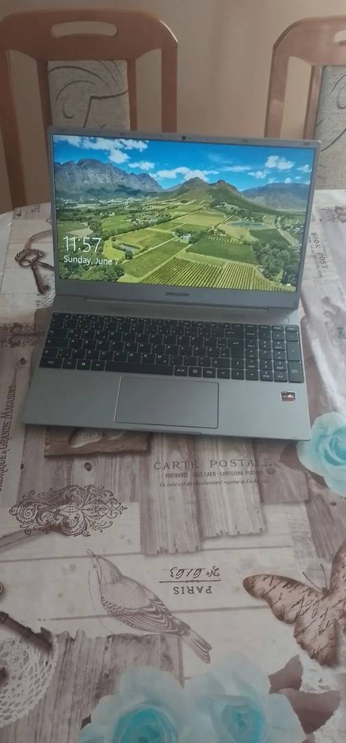 Laptop Medion Akoya E15302 Ryzen 5 3500U / 8 GB / 256 GB SSD