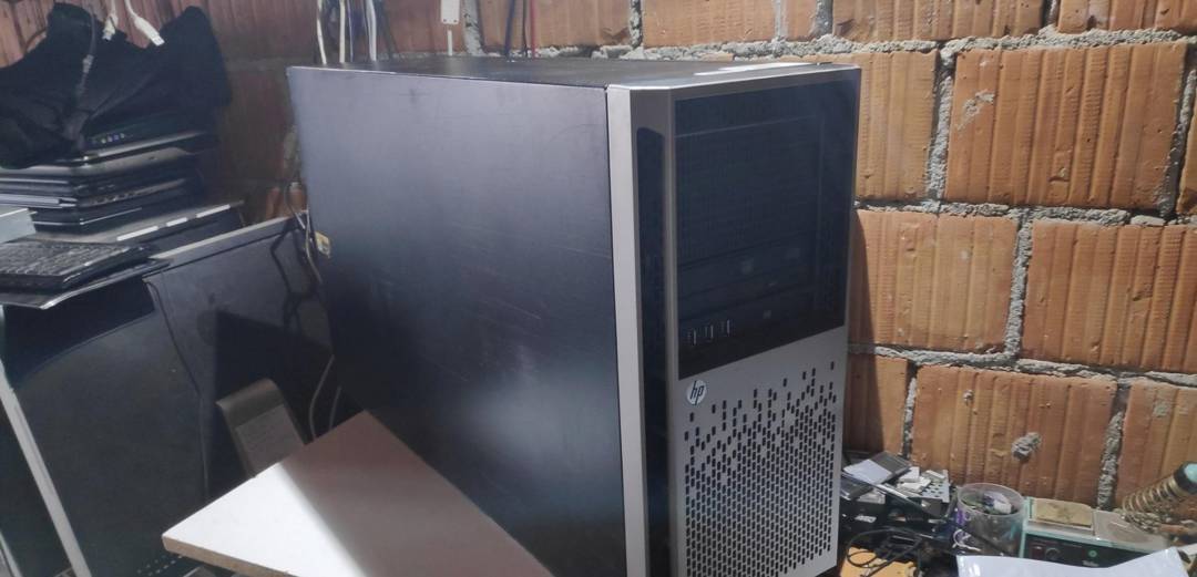 Server HP ProLiant ML350 Gen8 Xeon E5-2630 / 8 GB