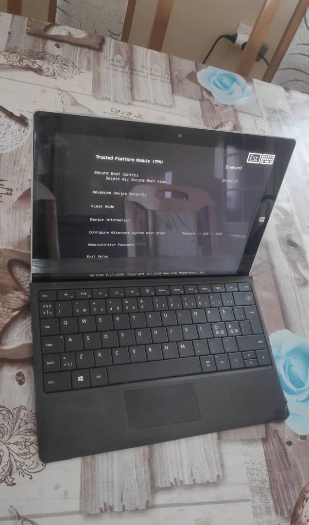 Laptop 2 în 1 Microsoft Surface 3 Atom x7-Z8700 / 4 GB