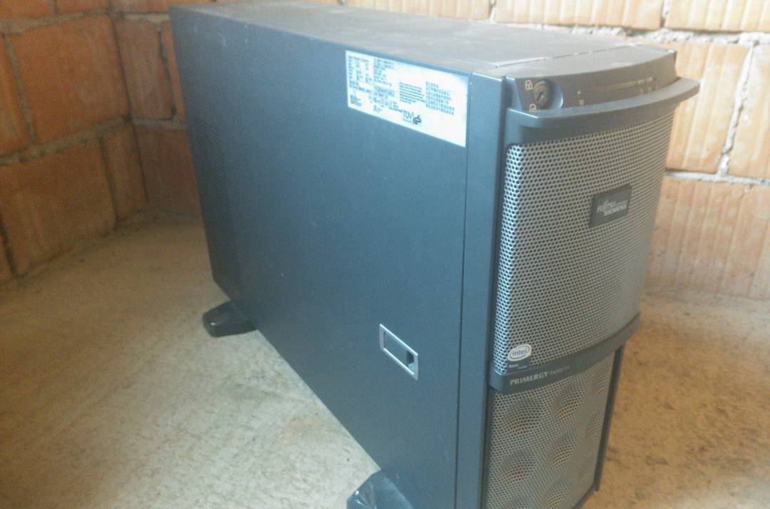 Server Fujitsu Siemens Primergy TX200 S3 Xeon E5120 / 2 GB / 72 GB SAS