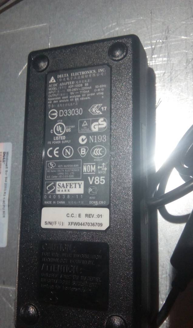Punjač za laptop Delta Electronics 19 V 7.11 A