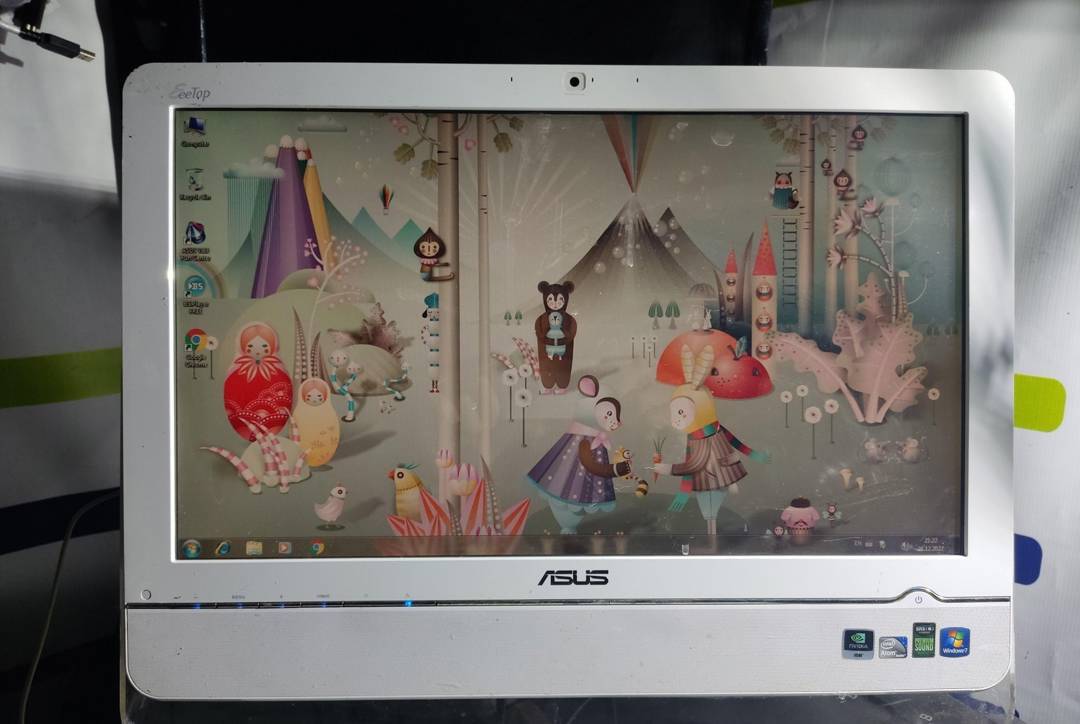 Računalnik All-in-One ASUS EeeTop PC ET2002 Touch