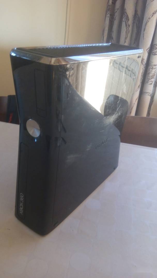 Игрална конзола Microsoft Xbox 360 Slim
