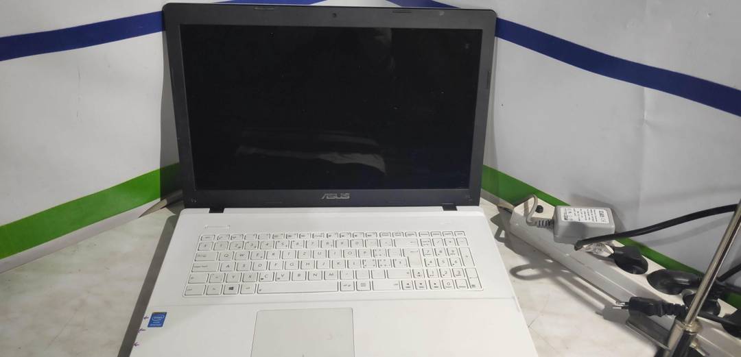Delovi za laptop Asus R704V