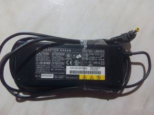 Punjač za laptop Fujitsu Siemens 19 V 4.22 A — Beograd