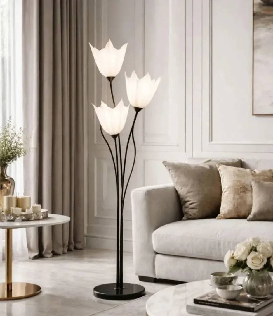 Stehlampe mit drei blütenförmigen Leuchten, 150 cm