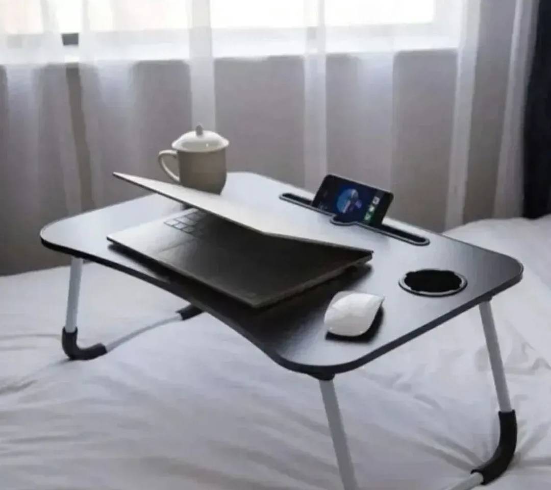 Klappbarer Laptoptisch fürs Bett mit Getränkehalter