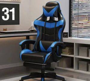 Ergonomischer Gaming-Stuhl mit Fußstütze — Beograd