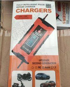 Impuls-Ladegerät für Autobatterien, 12 V / 10 A und 24 V / 5 A, mit LCD-Display — Beograd