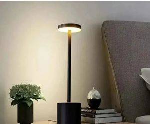 Wiederaufladbare LED-Tischlampe, 5000 mAh, mit 3 Lichttemperaturen — Beograd