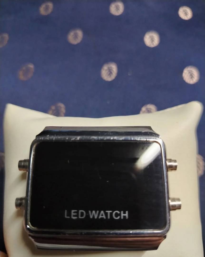 Ретро-годинник з LED-дисплеєм у стилі 1970-х, корпус без браслета