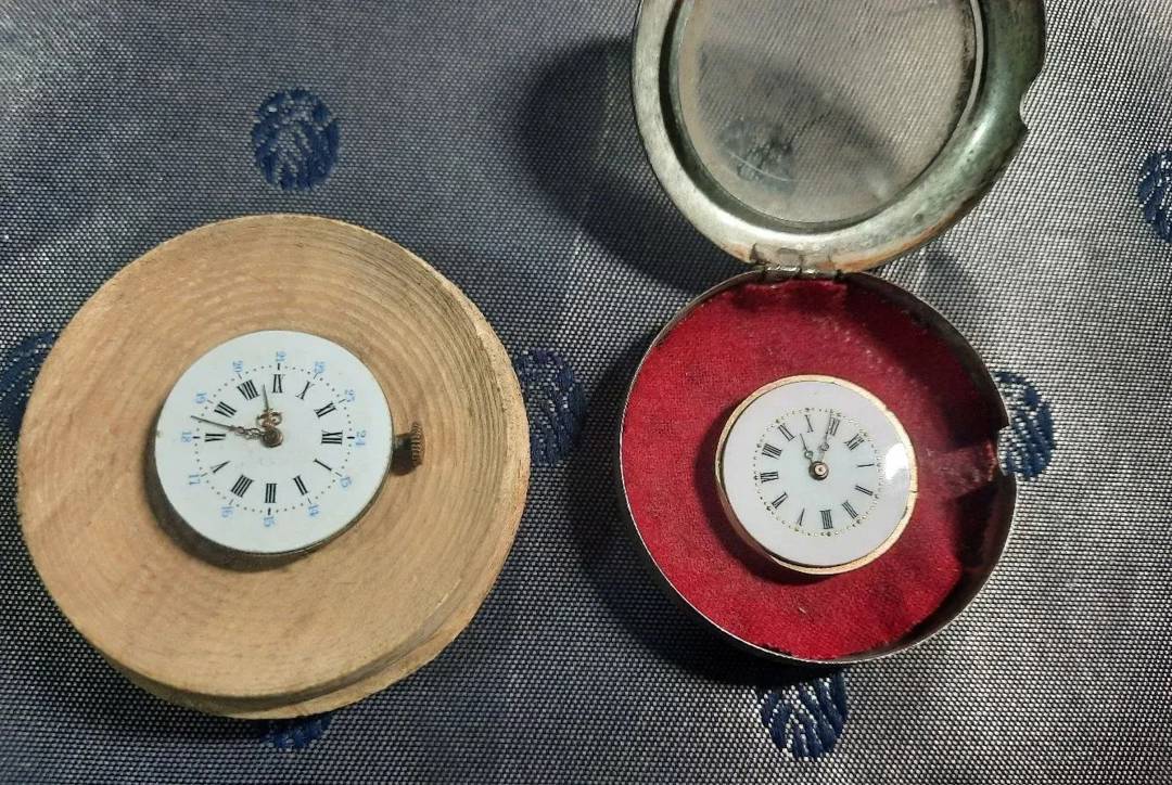 Механізми для жіночих кишенькових годинників, Швейцарія, близько 1900 року, 2 шт.