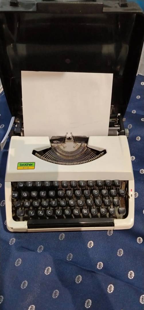 Друкарська машинка Brother 210 з кейсом, QWERTZ, Японія, 1970-ті