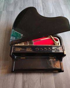 Дитяче електропіаніно Crown Grand Electronic Piano MT-5570, 1990-ті — Veliko Gradište