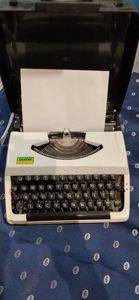 Друкарська машинка Brother 210 з кейсом, QWERTZ, Японія, 1970-ті — Veliko Gradište
