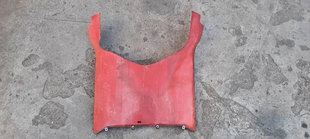 Korito (donja plastika) za Aprilia Scarabeo 150 — crveno