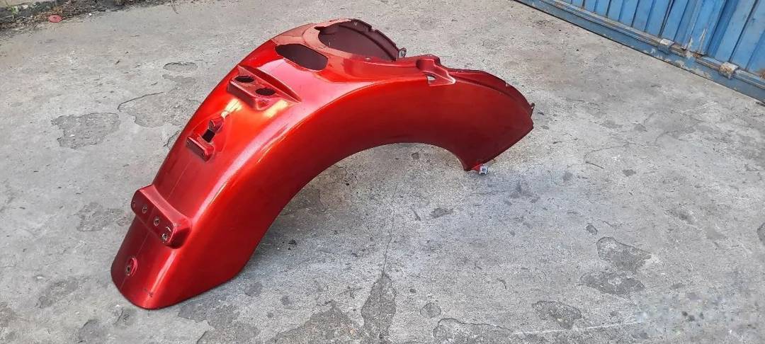 Stražnja plastika za Aprilia Scarabeo 150 — crvena