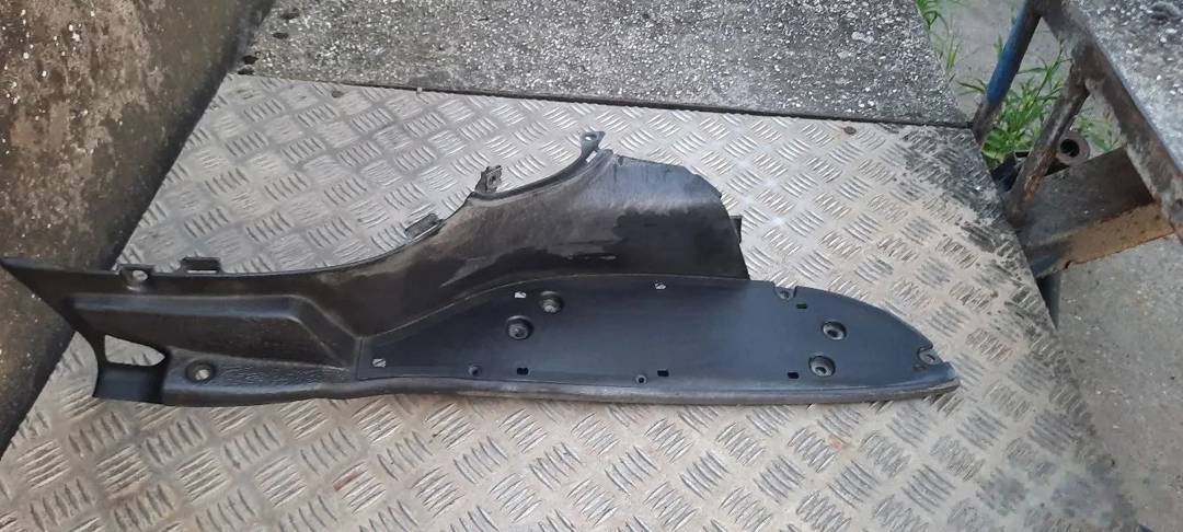 Desno gazište za Aprilia Scarabeo 150 — crno