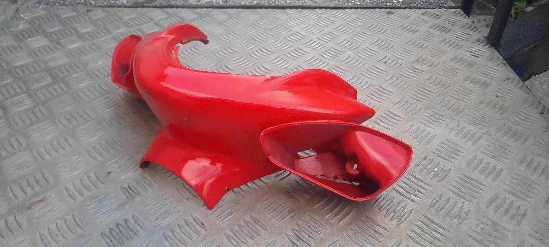 Plastika upravljača za Yamaha Aerox — crvena