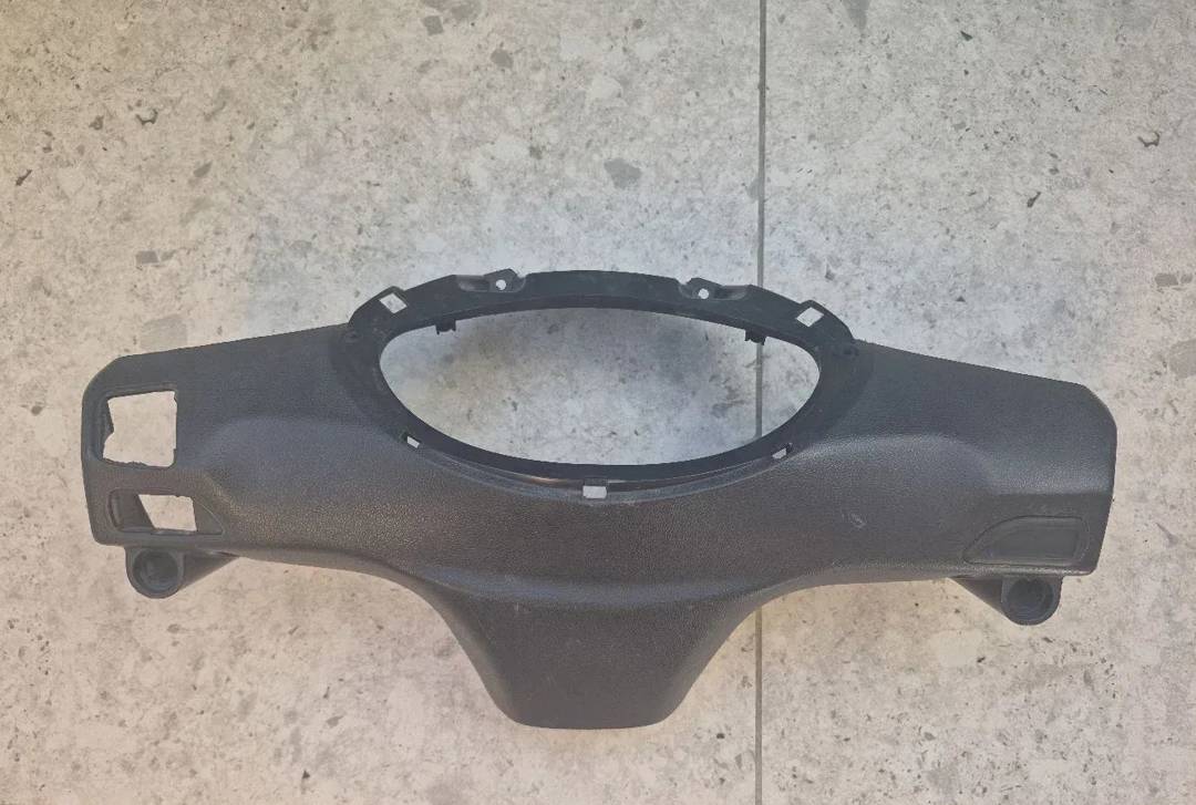 Plastika oko brzinomjera za Piaggio Fly 125 4T 3V — crna