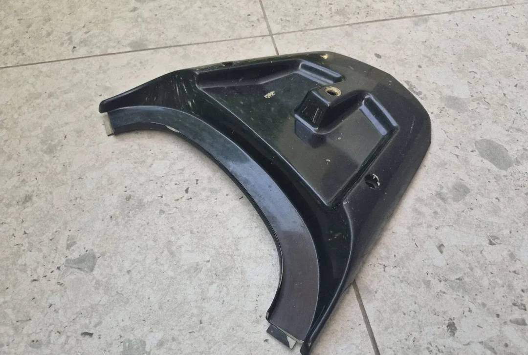 Plastika št. 8 za Kymco Super 9 — črna