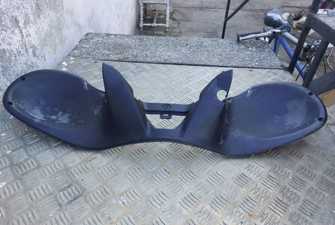 Plastika br. 4 za Aprilia Scarabeo 500 — crna