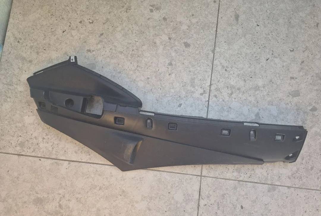 Desni prag za Piaggio Fly 125 4T 3V — crni