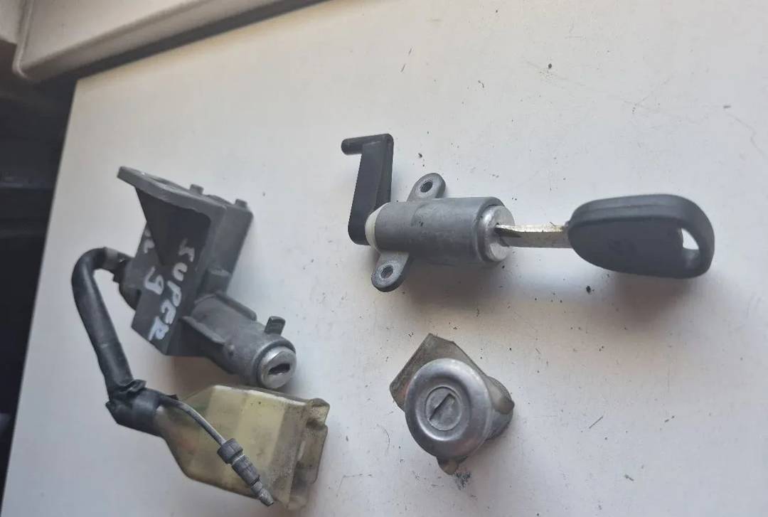 Kontakt brava, brava akumulatora i sedišta za Kymco Super 9