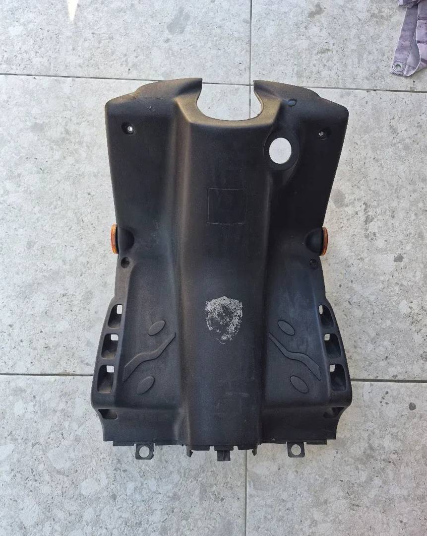 Carenaj în fața genunchilor pentru Peugeot Speedfight 2 — negru