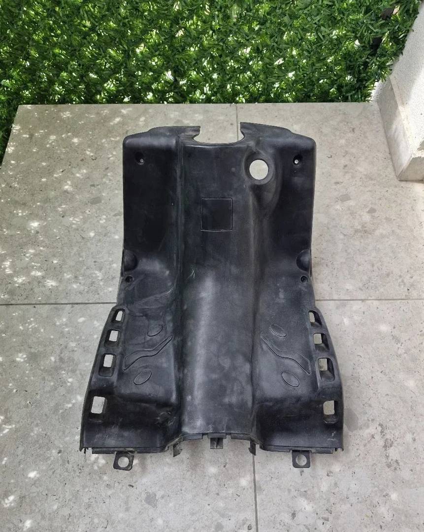 Plastika ispred kolena za Peugeot Speedfight — crna