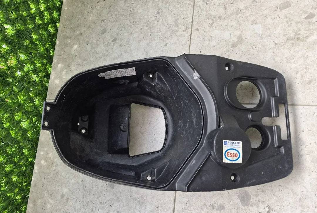 Verkleidung unter der Sitzbank für Peugeot Speedfight 2 — schwarz