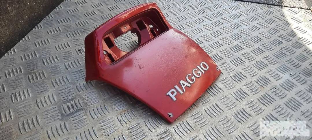 Stražnja plastika s natpisom Piaggio za Piaggio X9 — crvena
