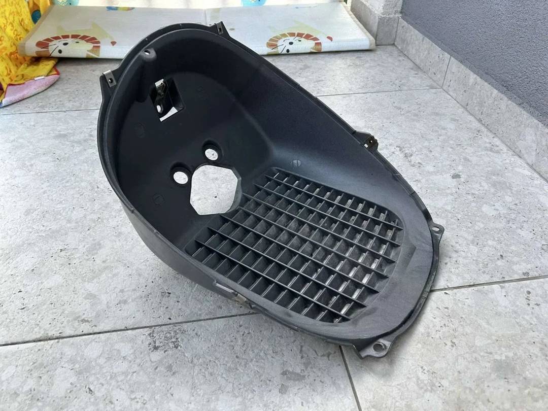Plastika ispred hladnjaka za Piaggio X9 — crna