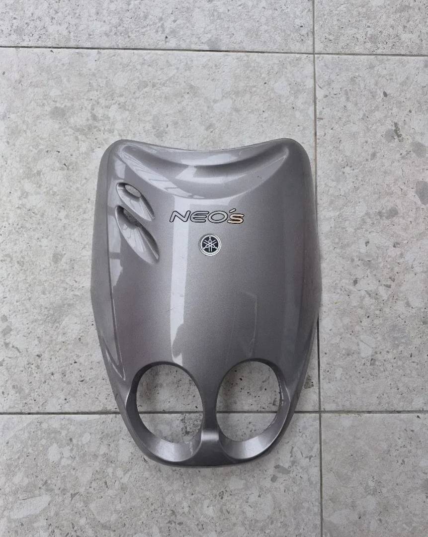 Első fényszóró körüli idom Yamaha Neos robogóhoz — szürke