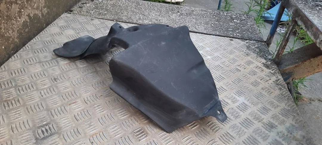 Plastika br. 18 za Aprilia Scarabeo 150 — crna