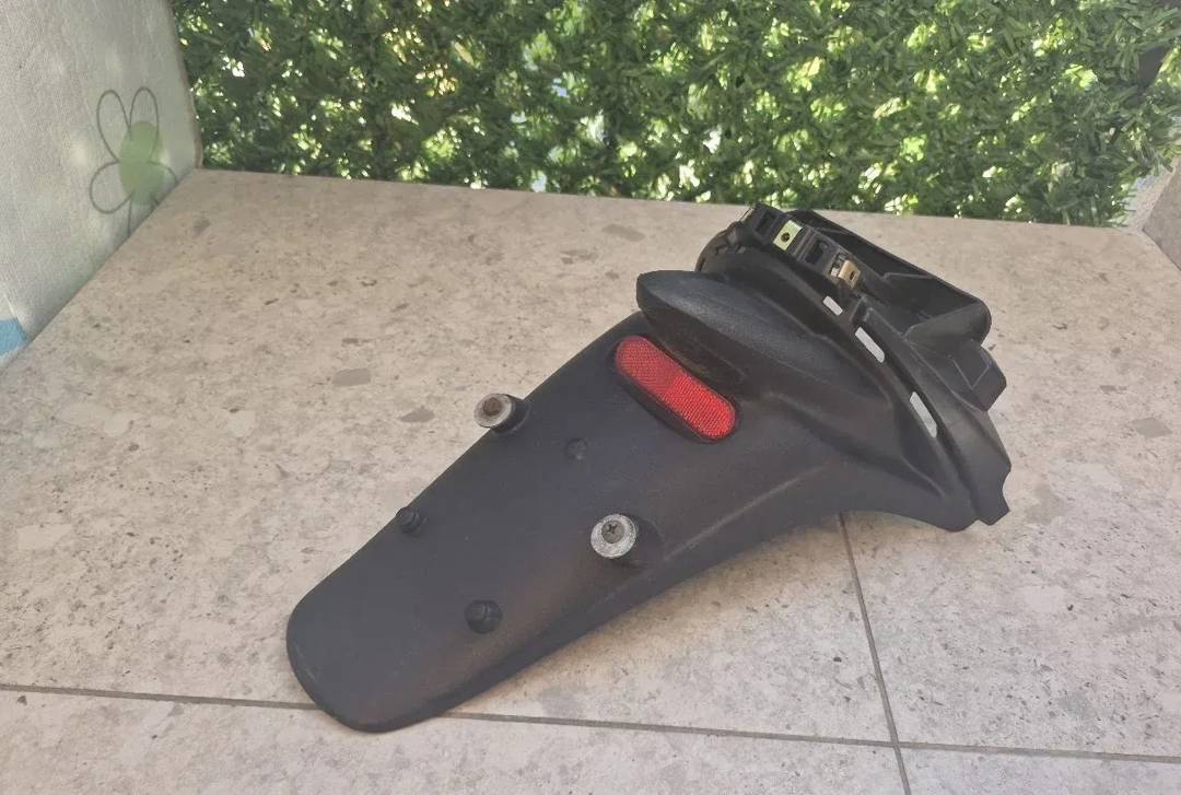 Nosač registarske pločice sa svjetlom pločice za Piaggio Fly 125 4T 3V