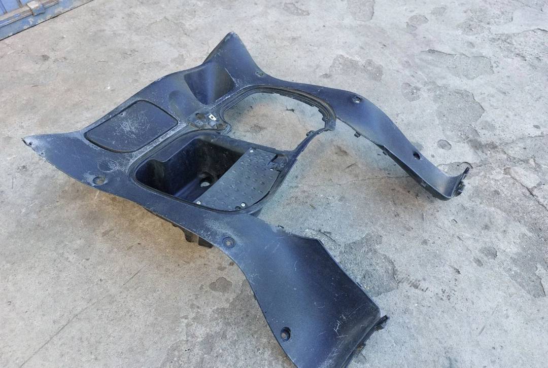 Plastika ispred koljena za Aprilia Scarabeo 500