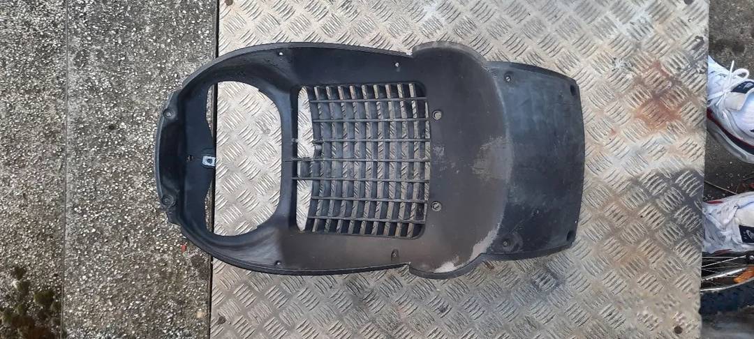 Plastika ispred hladnjaka za Aprilia Scarabeo 500 ie — crna