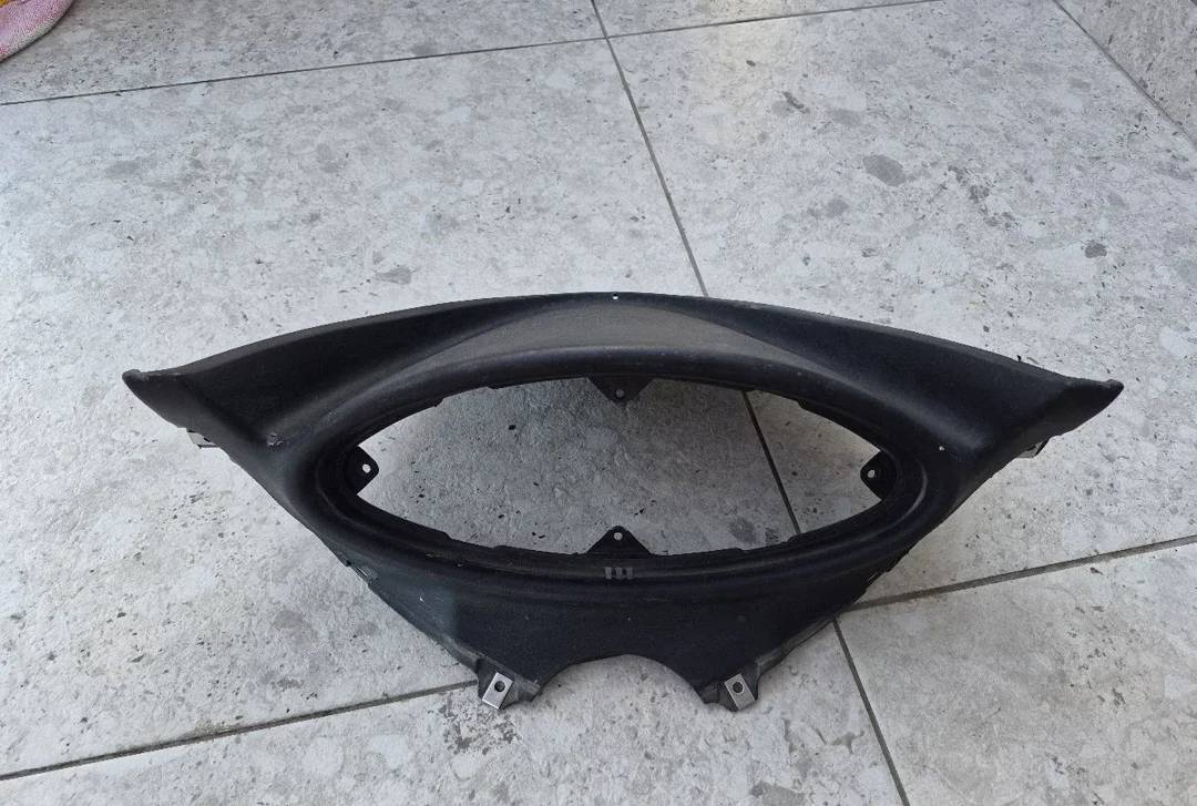 Plastika oko brzinomjera za Piaggio X9 — crna