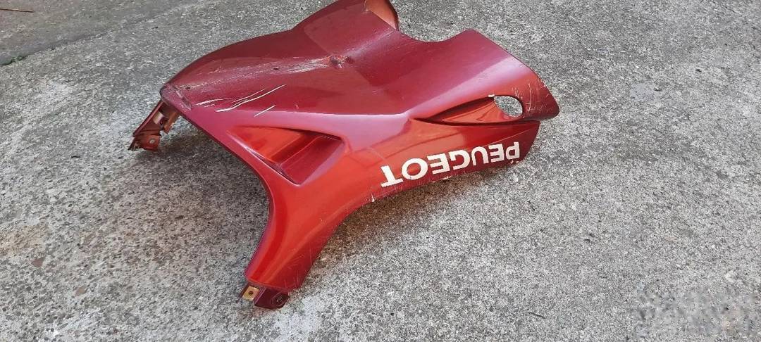 Spodnja plastika (korito) za Peugeot Speedfight — rdeča
